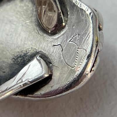 LOVELY POLISHED STONE STERLING SILVER RING ARTIST SIGNED, CYPHERED