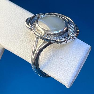 LOVELY POLISHED STONE STERLING SILVER RING ARTIST SIGNED, CYPHERED