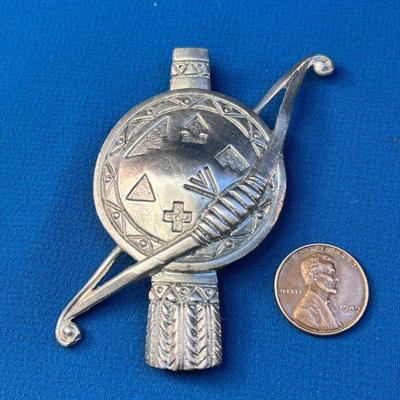 COOL AMERICAN INDIAN WAR PIN QUIVER OF ARROWS, BOW, SHIELD