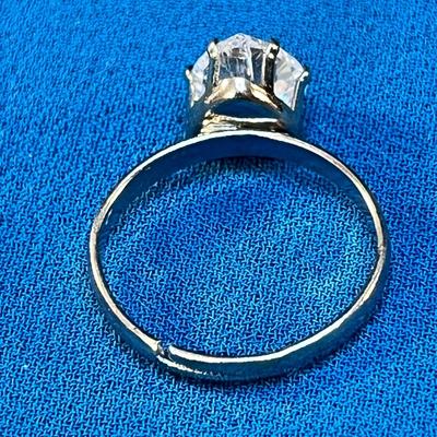 PRETTY HEART SHAPED IMITATION DIAMOND SOLITAIRE RING