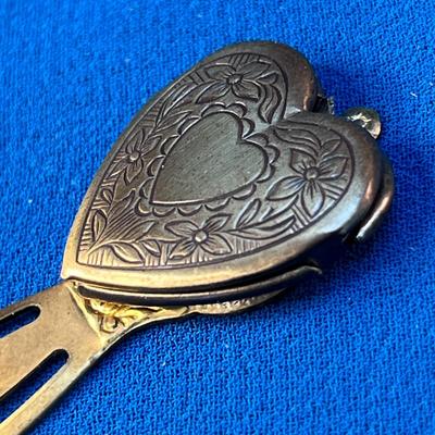 PRETTY LOCKET BOOKMARK FANCY HEART WITH INCISED DECORATION