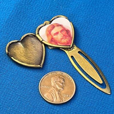 PRETTY LOCKET BOOKMARK FANCY HEART WITH INCISED DECORATION