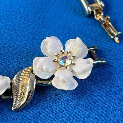 CORO WHITE FLOWERS RHINESTONE CENTERS BRACELET