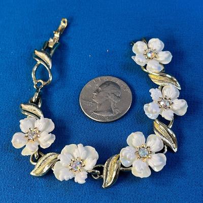 CORO WHITE FLOWERS RHINESTONE CENTERS BRACELET
