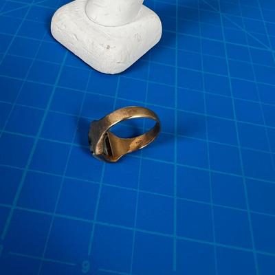 10 Karat Ring, with Cloudy Stone with black Inclusions - ? Black Dot Quartz 