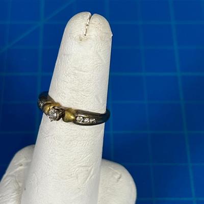 10 Karat Ring, with small Diamonds w 6 tiny Diamonds and a gold heart on each side. 