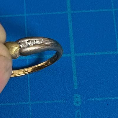 10 Karat Ring, with small Diamonds w 6 tiny Diamonds and a gold heart on each side. 