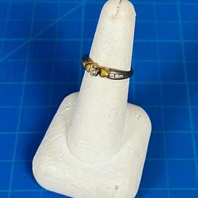 10 Karat Ring, with small Diamonds w 6 tiny Diamonds and a gold heart on each side. 
