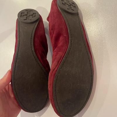 TORY BURCH: BURGUNDY SUEDE BALLET FLATS (WOMEN'S) SIZE 8