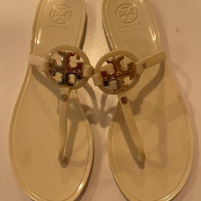 TORY BURCH: WHITE SANDAL *SAMPLE" (WOMEN'S) SIZE 9