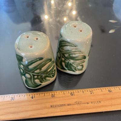 SALT/PEPPER SHAKERS