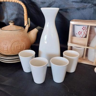 ASIAN LIKE TEAPOT-SAKKI CONTAINER WITH SHOT GLASSES
