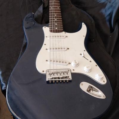 SQUIRE FENDER ELECTRIC GUITAR WITH CARRY BAG