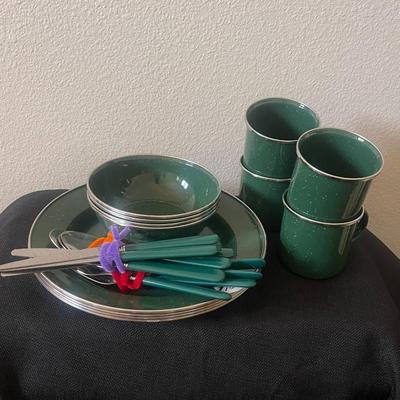 GREEN METAL DISH SET