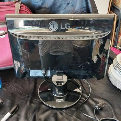CREATIVE SPEAKERS AND LG 19" MONITOR