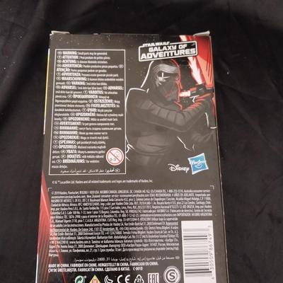 (NIB) STARWARS "KYLO REM" FIGURINE