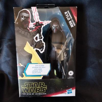 (NIB) STARWARS "KYLO REM" FIGURINE