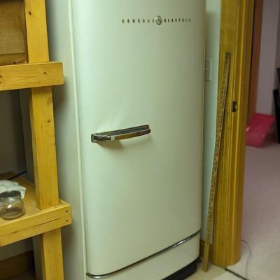 Incredible Vintage GE Refrigerator, Runs great!