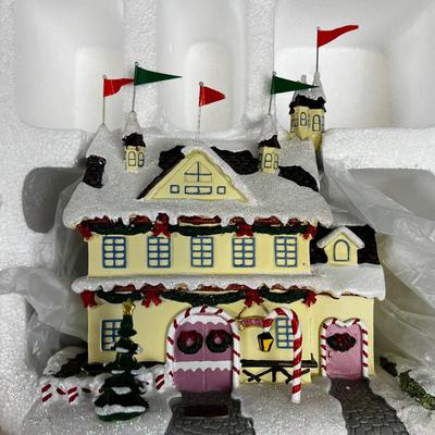Hawthorne Village Santa and Mrs. Claus Castle From the Bradford Exchange