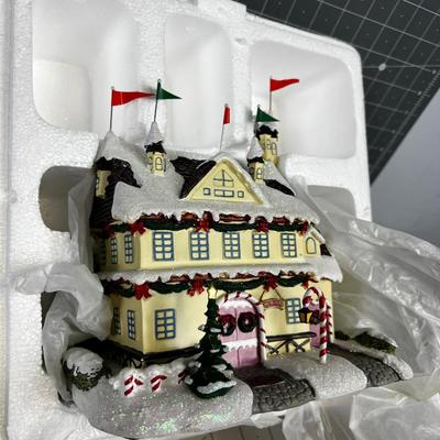 Hawthorne Village Santa and Mrs. Claus Castle From the Bradford Exchange