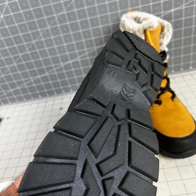 All in Motion NEW Size 7 Boot