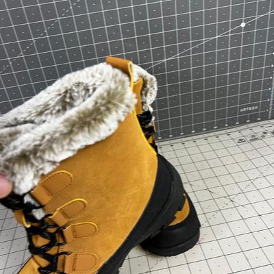 All in Motion NEW Size 7 Boot
