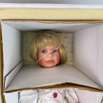 WORLD GALLERY ANGELIQUE PORCELAIN DOLL LAURA COBABE 1995 