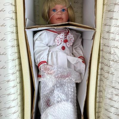 WORLD GALLERY ANGELIQUE PORCELAIN DOLL LAURA COBABE 1995 