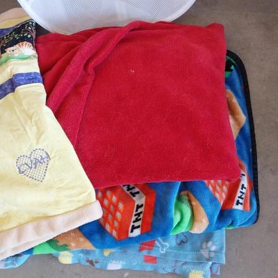 FOLDING HAMPER AND THROWS