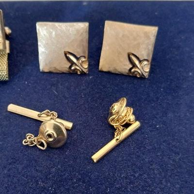 MENS BULOVA SELF WINDING WATCH AND CUFFLINGS-TIE TACKS