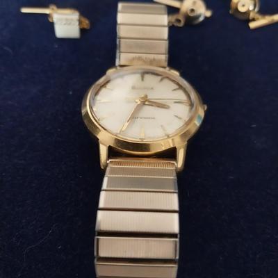 MENS BULOVA SELF WINDING WATCH AND CUFFLINGS-TIE TACKS