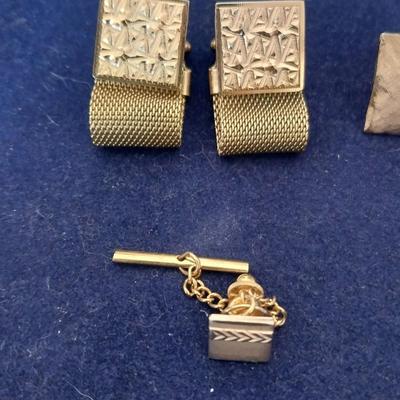 MENS BULOVA SELF WINDING WATCH AND CUFFLINGS-TIE TACKS