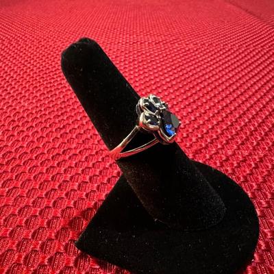 STERLING SILVER RING PAW SHAPED WITH BLUE STONES.