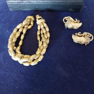 TRIFARI MATCHING NECKLACE AND BRACELET AND CLIP EARRINGS