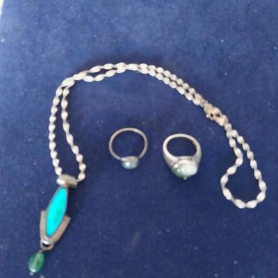 925 SILVER AND BEAD NECLACE AND TWO LADIES RINGS