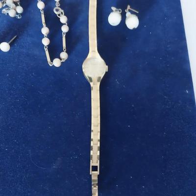 LADIES WATCH AND PEARLS