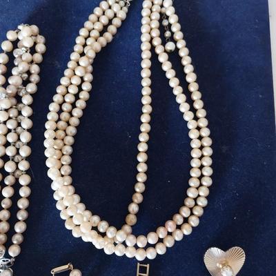 LADIES WATCH AND PEARLS