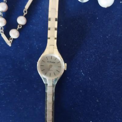 LADIES WATCH AND PEARLS