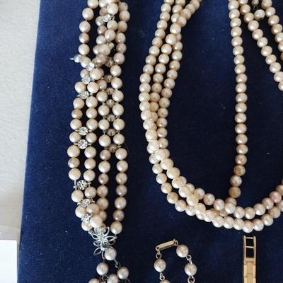 LADIES WATCH AND PEARLS