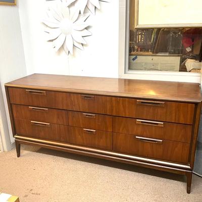 723 Vintage Mid Century Nine Drawer Dresser