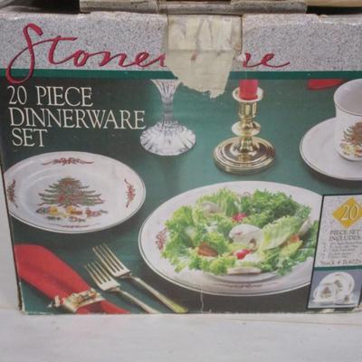 20 Piece Dinnerware Set Christmas Theme