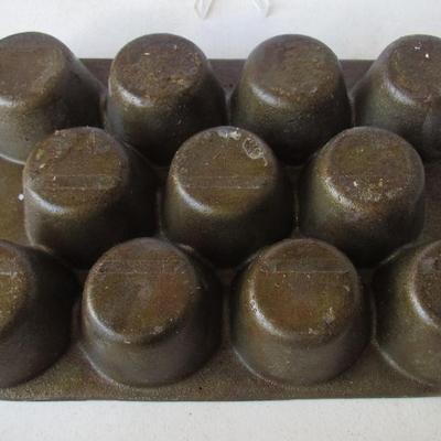 Lot 336: Cast Iron 11 Count Muffin Tin