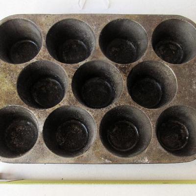 Lot 336: Cast Iron 11 Count Muffin Tin