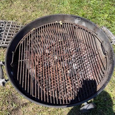 782 Weber Kettle Charcoal Grill with Grate