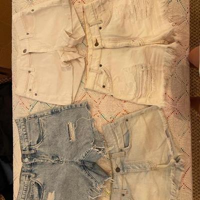 4 PAIRS OF WOMEN'S SHORTS