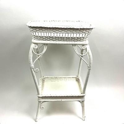 801 Antique White Wicker Plant Stand / Table