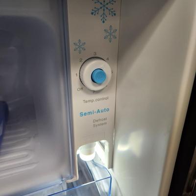 Hisense Refrigerator  21Lx20dx50H  RR63d6ase