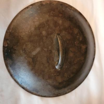 Pair of Cast Iron Pans with Lid (K-CE)