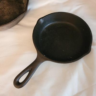 Four Cast Iron Pans (K-CE)