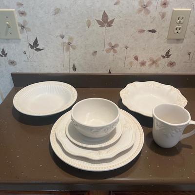 Lenox â€œButlerâ€™s Pantry Gourmetâ€ Dishware and More (K-CE)